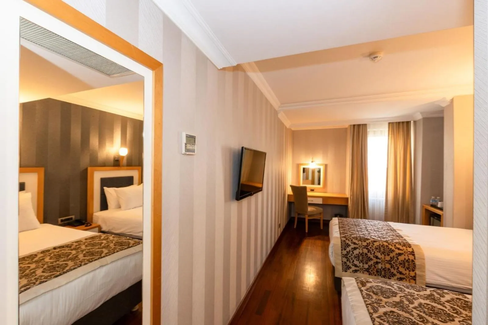 Отель Crestium Prime Square Стамбул Турция